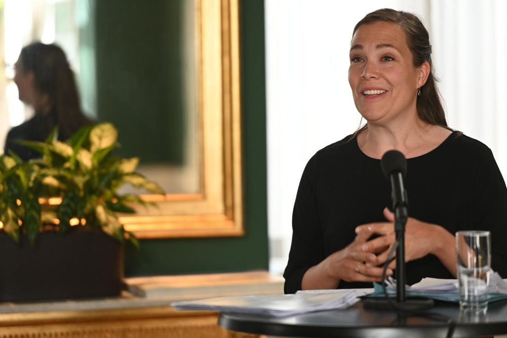 På et pressemøde i Finansministeriet fortæller social- og indenrigsminister Astrid Krag (S), at au pairs ikke længere tæller med i udligningsordningen.