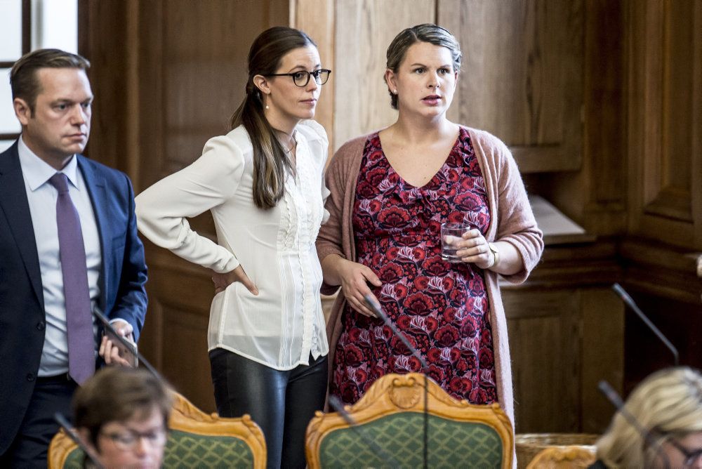 Mai Mercardo (K) og Mette Abildgaard (K) kritiserer Venstre voldsomt, efter at partiet har indgået en udligningsreform med Socialdemokratiet, SF, R og Alternativet.