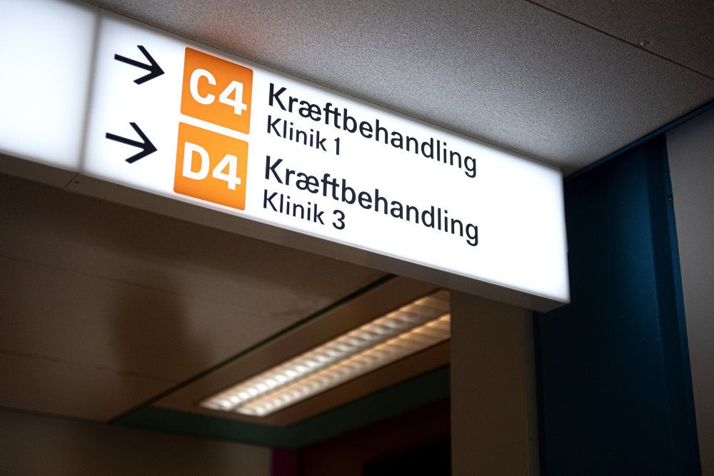 Hospitalerne følger retningslinjer fra Styrelsen for Patientsikkerhed. Forbuddet mod besøg gælder dog ikke ved "uopsætteligt besøg hos en kritisk syg eller døende". (Arkivfoto).