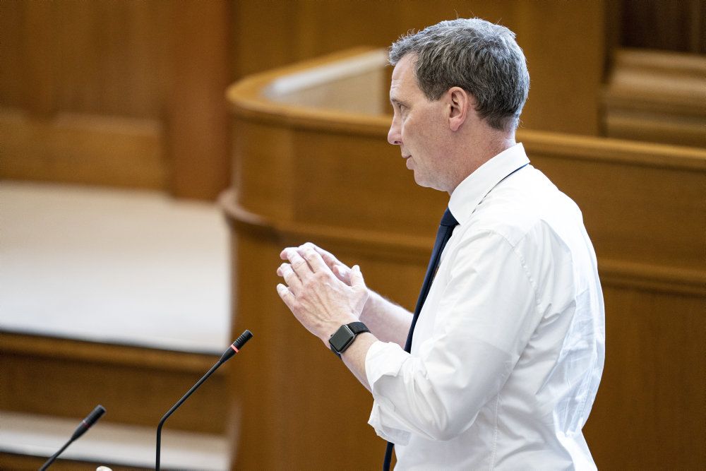 Justitsminister Nick Hækkerup (S) til ministrenes spørgetid i Folketingssalen onsdag. Her afviser han at ændre udskældt offentlighedslov.