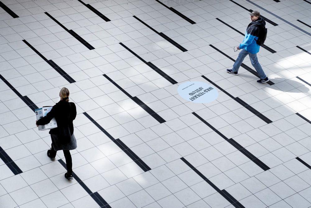 Mandag har blandt andet landets storcentre slået dørene op for kunder, efter at de har været lukket i omkring to måneder. At de får lov til at åbne er et led i Folketingets aftale om en fase 2, der betyder, at forskellige dele af samfundet får lov til at åbne i forskellige tempi. Statens Serum Institut forventer, at smittetrykket kan stige under fase 2, mens det er faldet under fase 1, oplyser instituttet mandag. (Arkivfoto)