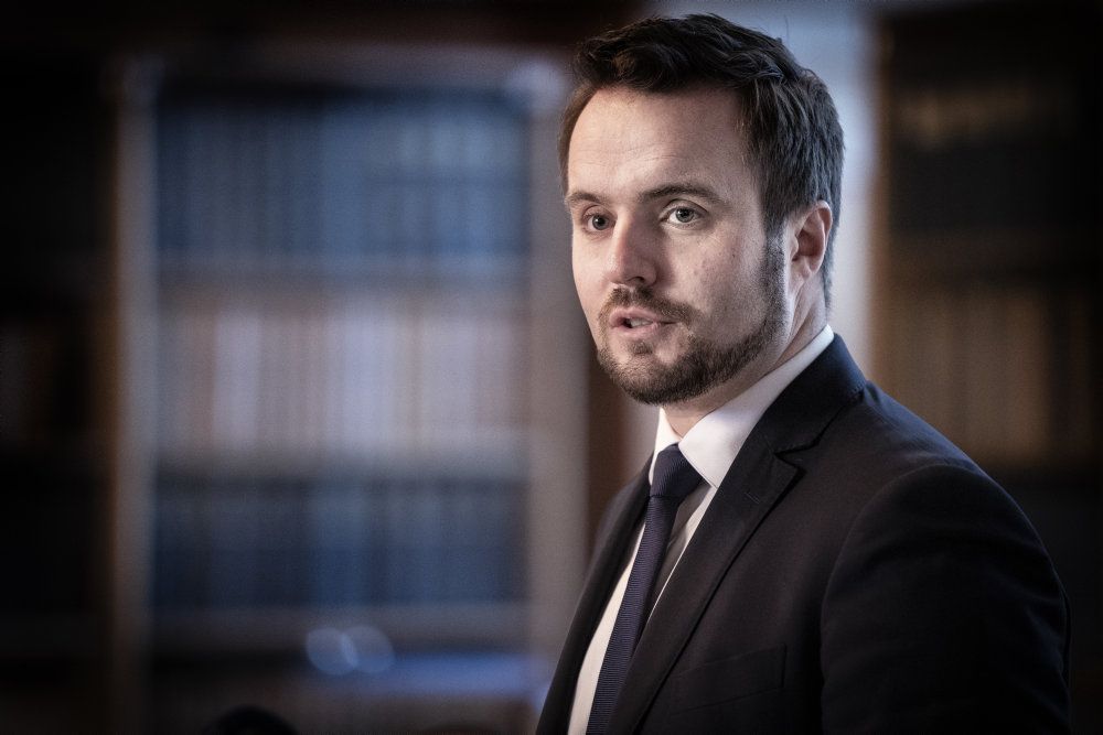 Erhvervsminister Simon Kollerup (S) bebudede i slutningen af april, at der skulle sættes fart på udbetalingerne. (Arkivfoto.)