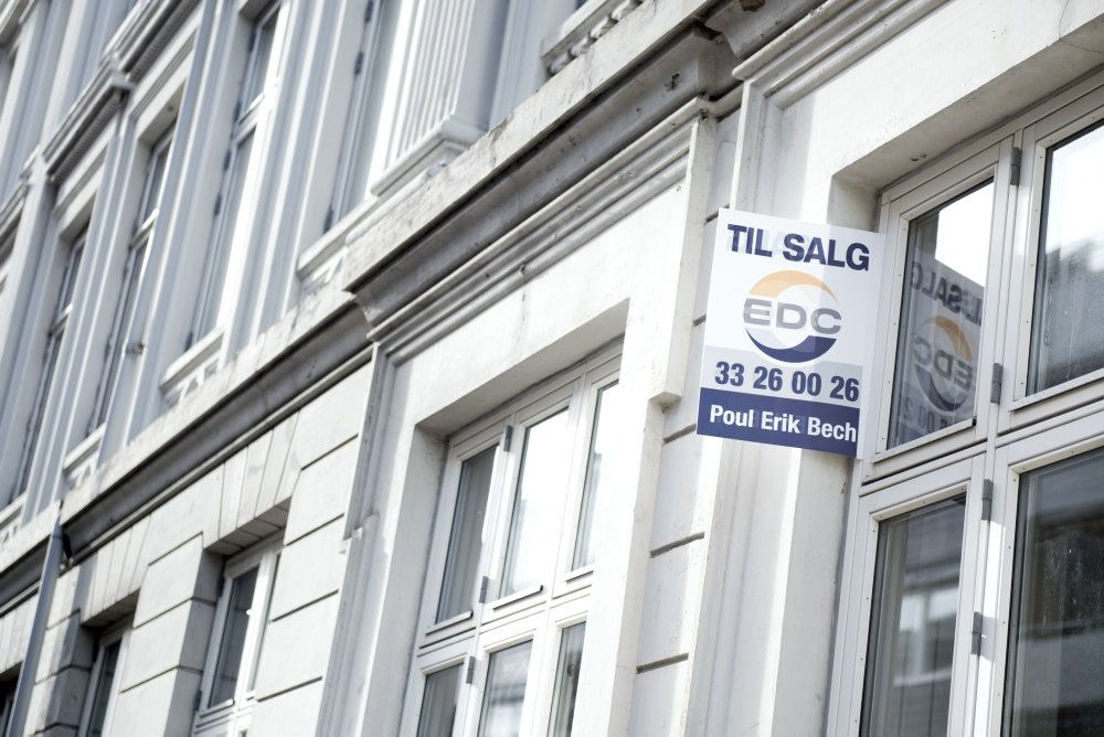 Priserne på ejerlejligheder faldt 0,8 procent i april, viser tal fra boligsiden.dk.