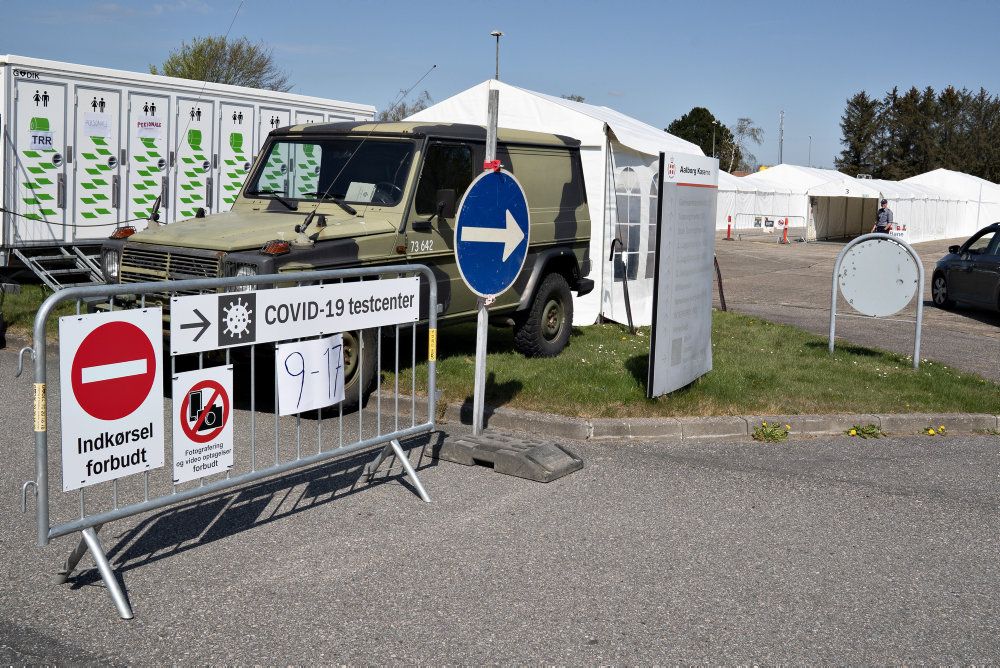 Der er opstillet 16 testtelte rundt i landet, hvor man kan blive testet for coronavirus. Her er teltet i Aalborg. (Arkivfoto)