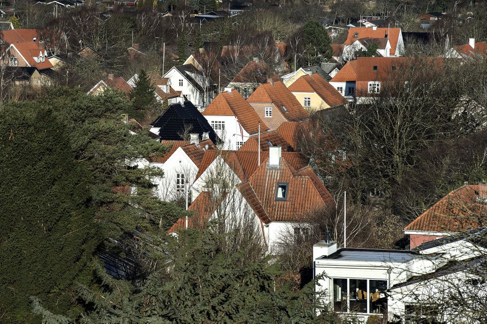 Partierne bag boligskatteforliget har fredag indgået en aftale om at lette ejendomsværdiskatten allerede i 2021. Samtidig skal grundskylden stige mindre end ellers forudsat fra 2021 til 2024. (arkivfoto)