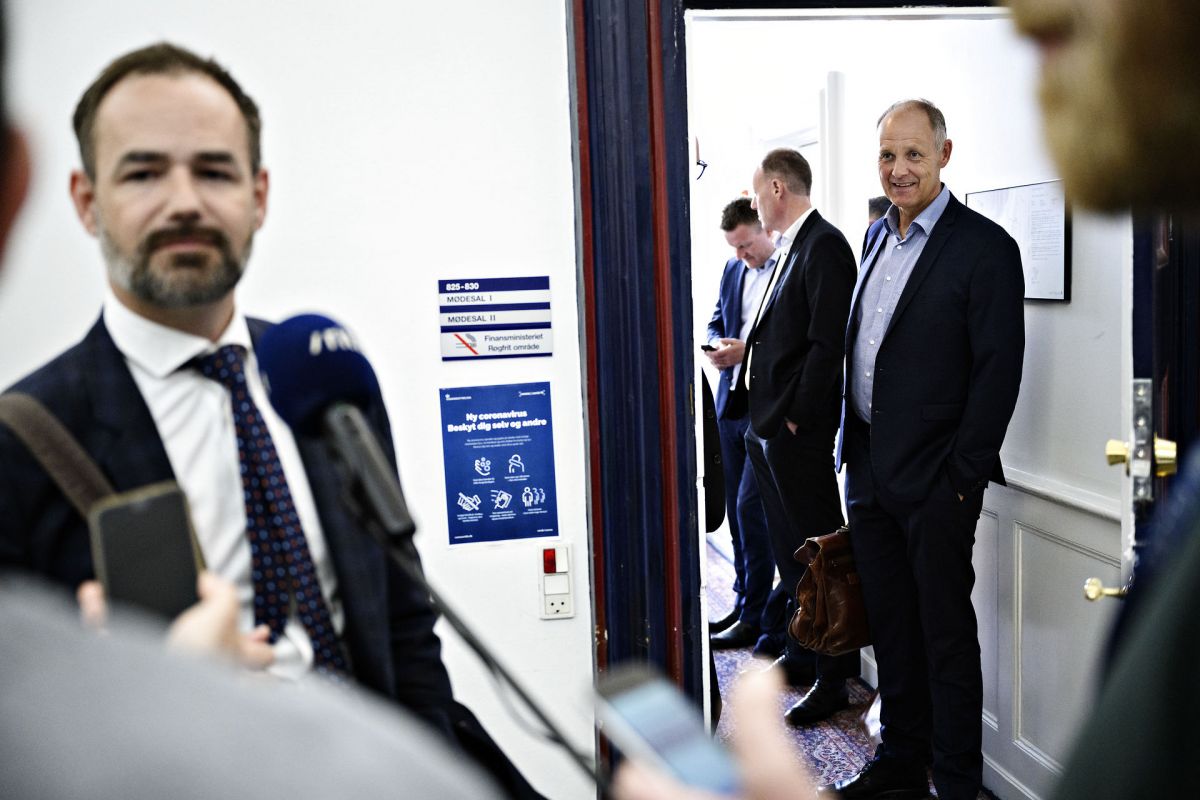 Formand for KL Jacob Bundsgaard (tv) og næstformand Martin Damm (i døråbningen) sidder fredag middag og forhandler de sidste brikker på plads i økonomiaftalen med finansminister Nicolai Wammen og regeringen.