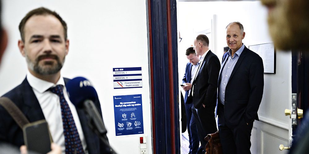 Næstformand for KL og borgmester i Kalundborg Kommune Martin Damm (V) ser til, mens formand for KL og borgmester i Aarhus Kommune Jacob Bundsgaard (S) taler med pressen på vej til de indledende forhandlinger om kommunernes økonomiaftale.