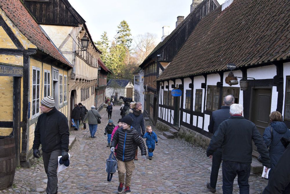 Når Den Gamle By i Aarhus mandag formiddag genåbner, sker det med spritdispensere og plexiglas mellem gæster og ekspedienter i nogle af de historiske huse. (Arkivfoto).