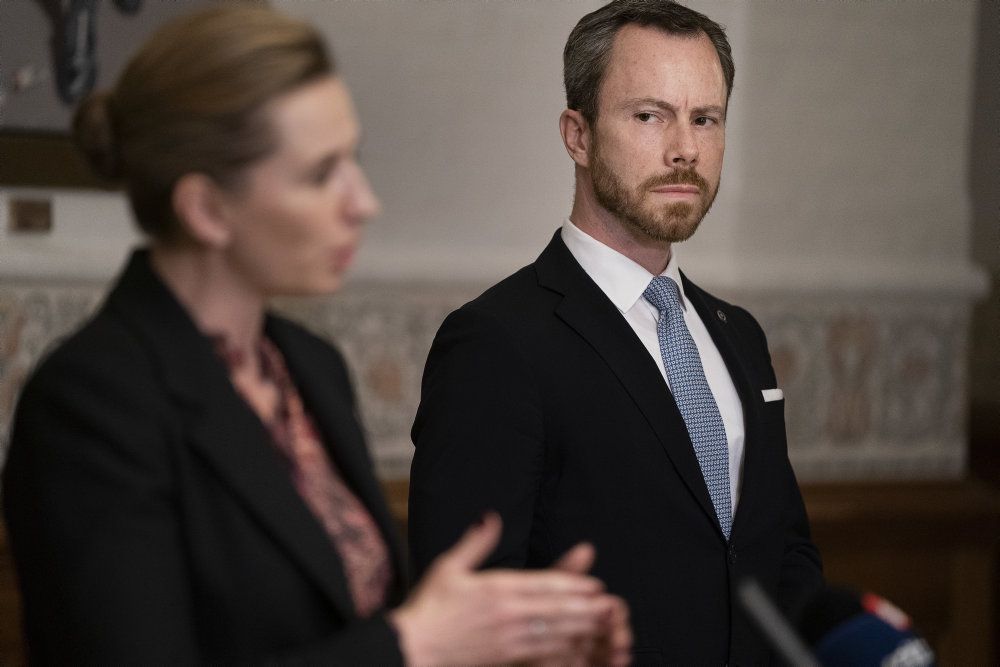 Venstres formand, Jakob Ellemann-Jensen, har været henvist til en statistrolle under store dele af coronakrisen, mens statsminister Mette Frederiksen (S) har haft hovedrollen. Det kan også ses i meningsmålingerne, hvor partierne går i hver sin retning. (Arkivfoto)
