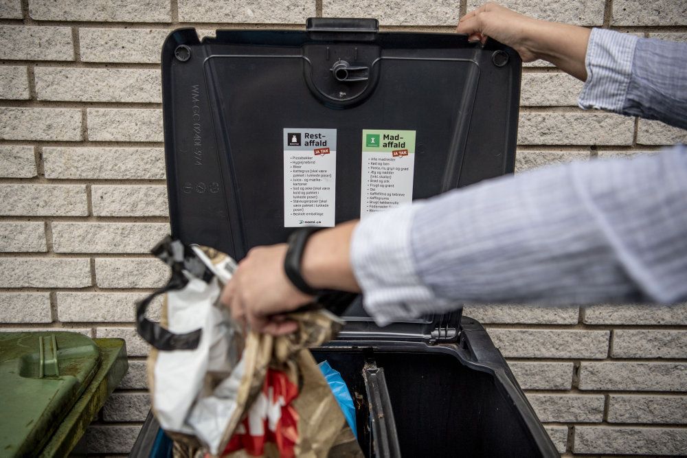Regeringen har spillet ud med sit bud på første del af en klimahandlingplan, som blandt andet omfatter affaldssektoren. I alt forventer regeringen, at det samlede udspil kan føre til en reduktion af CO2 på to millioner ton. Flere partier vil se en langsigtet plan for, hvordan Danmark kommer i mål med at reducere CO2 med 70 procent i 2030.