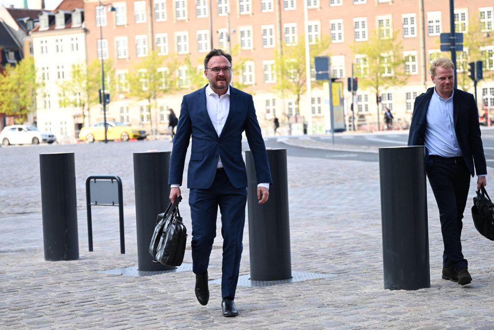 Ved forhandlingsbordet sidder blandt andre klima-, energi- og forsyningsminister Dan Jørgensen (S).