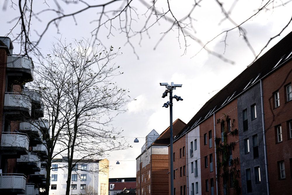 I Mjølnerparken i København har en gruppe beboere stævnet staten for at diskriminere dem på baggrund af etnicitet. De mener, at der er sammenlignelige boligområder andre steder, hvor beboere ikke tvinges til at flytte, og at forskellen er antallet af indvandrere og efterkommere fra ikkevestlige lande. - 