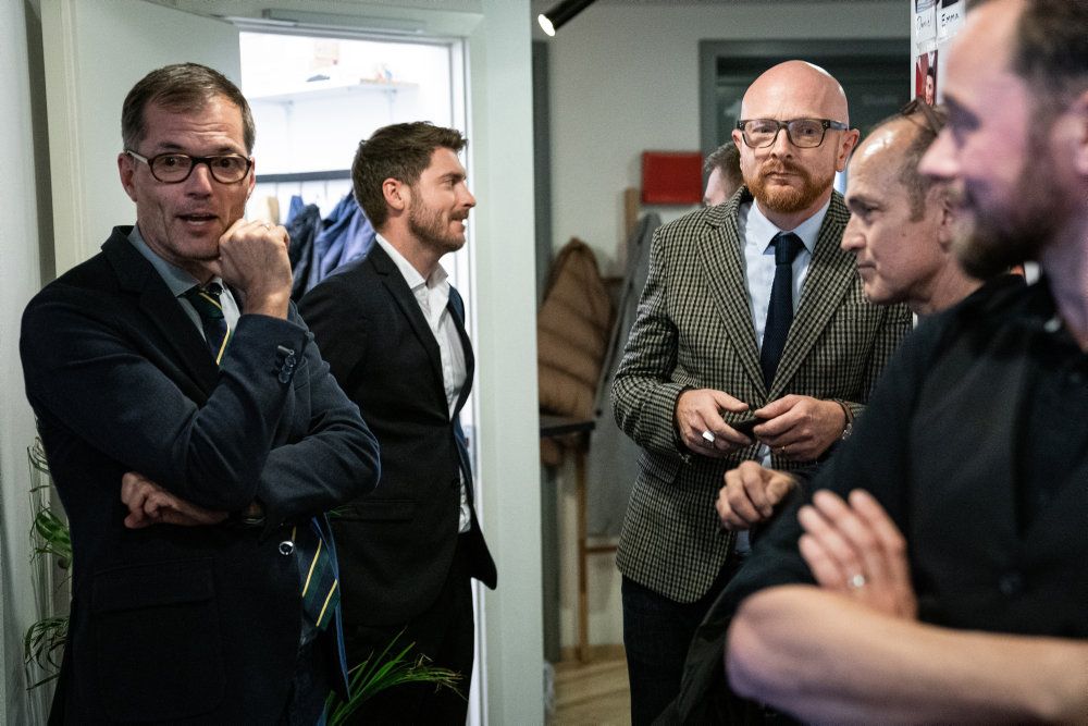 Programchefer på Radio24syv Michael Bertelsen (tv) og Mads Brügger (th) med Kristoffer Eriksen (i midten) efter beskeden om at radiokanalen ikke kan fortsætte som DAB-kanal, på Radio24syv i København.