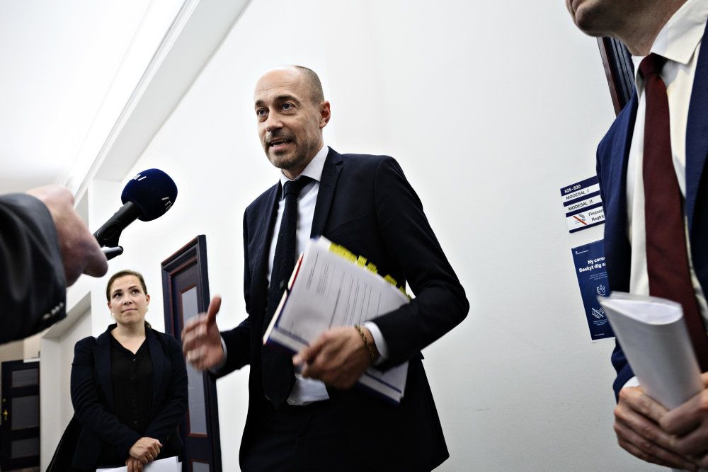 Sundheds- og ældreminister Magnus Heunicke (S) kom onsdag ikke nærmere, hvilken myndighed statsminister Mette Frederiksen (S) henviste til, da hun den 11. marts sagde, at nedlukningen skete på anbefaling af myndighederne.