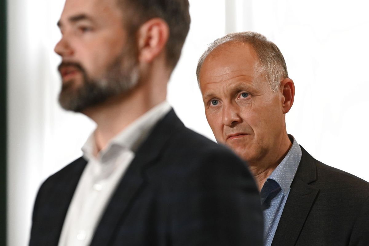 KL-formand Jakob Bundsgaard og KL-næstformand Martin Damm (th) ved præsentationen af økonomiaftalen.