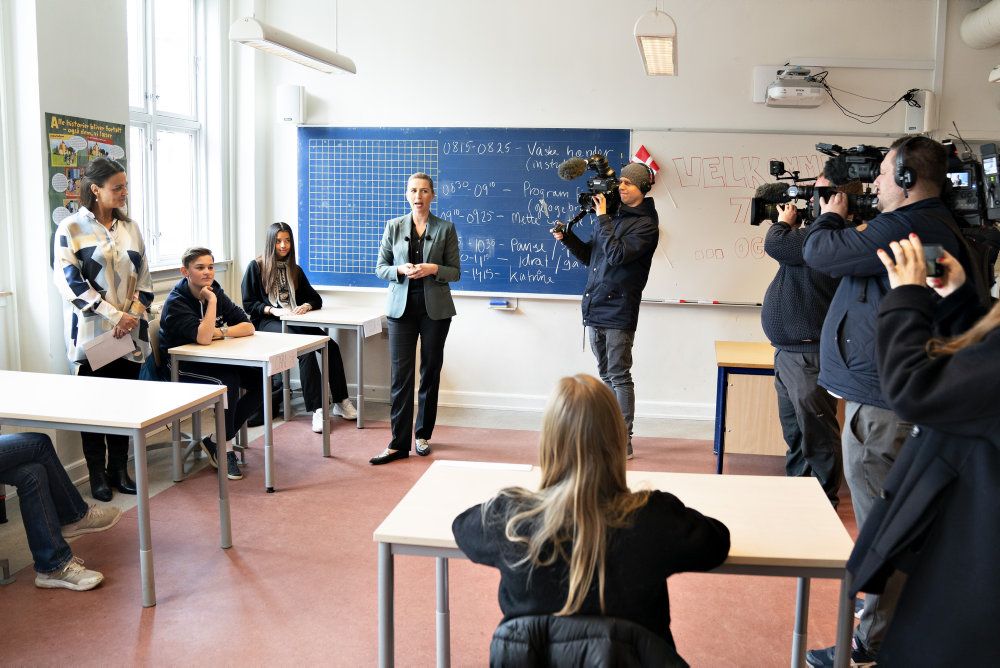Statsminister Mette Frederiksen (S) var med, da Stolpedalsskolen i Aalborg genåbnede for de ældste elever 18. maj i år. Nu vil kommunerne kortlægge erfaringerne med den coronaramte undervisning. (Arkivfoto).
