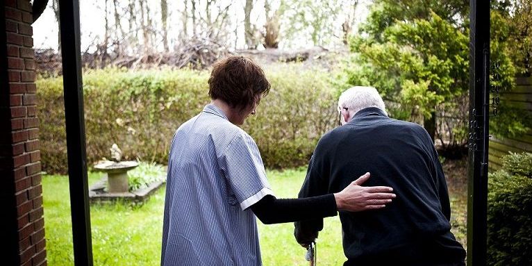Sønderborg Kommune kan spare adskillige millioner kroner om året ved at effektivisere hjemmeplejen, plejecentrene. (Arkiv)