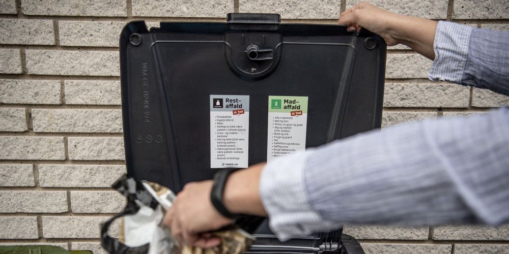 Affaldssorteringen i de danske kommuner skal ensrettes, og så skal alle sortere i flere kategorier end i dag, lyder det i et udspil fra regeringen.
