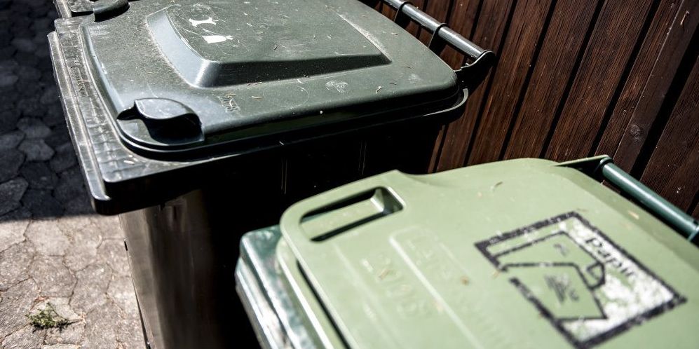 Får regeringen flertal for sit forslag, skal danskerne fremover sortere langt mere skrald end nu. (Arkivfoto)