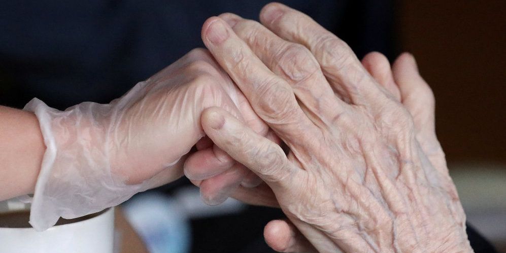 Alle Folketingets partier undtaget Venstre er med i en aftale, som afsætter 165 millioner kroner til coronahjælp til demente og svækkede ældre, der har været isoleret fra familie under coronundbruddet. (Arkivfoto)