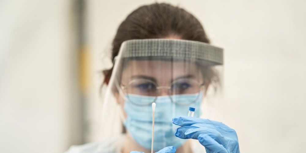 Knap 400.000 personer er i Danmark blevet testet for coronavirus, siden man begyndte at teste i slutningen af januar. Men selv om flere testes, oplever 34 kommuner at have været helt uden nye smittetilfælde den seneste uge. (Arkivfoto)