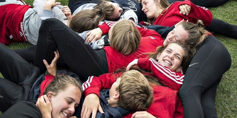 Når efterskolerne i løbet af den kommende uge, må eleverne kun kramme og bo tæt sammen med syv andre af deres venner. De andre elever skal de holde mindst en meters afstand til. (Arkivfoto)