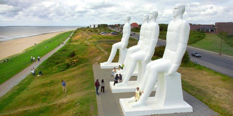 Skulpturgruppen 'Mennesket ved havet' skal ikke være det eneste, Esbjerg er kendt for. Et nyt initiativ skal give de unge stor indflydelse på, hvad der skal investeres i for at lokke flere unge til kommunen. (Arkiv)