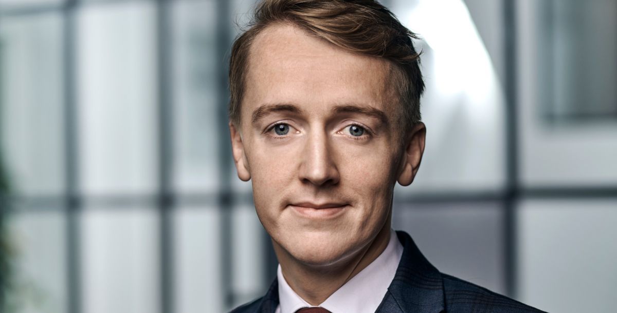 Der er ingen grund til at glæde sig over stabiliteten i ledighedstallene, siger cheføkonom i Ledernes Hovedorganisation, Niklas Praefke. I april og maj plejer der at være et stort sæsontræk på arbejdskraft, og derfor vil den sæsonkorrigerede ledighed være betydelig større end de tal, STAR offentliggør nu.