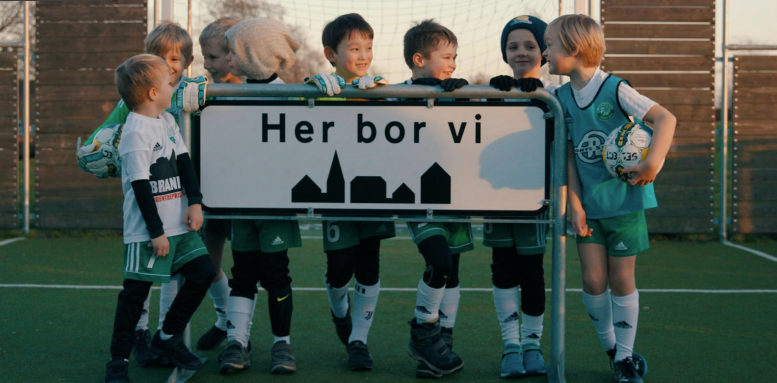 Bysamfund på mellem 200 og 5.000 indbyggere kan søge fra "Her bor vi-puljen". Der er godt 1.300 mindre bysamfund i Danmark og de bebos af ca. 1,2 mio. mennesker.