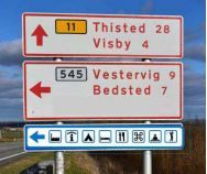 Vejdirektoratet har indført nye regler for skiltning, der for eksempel som her med symboler skal minimere antallet af skilte.