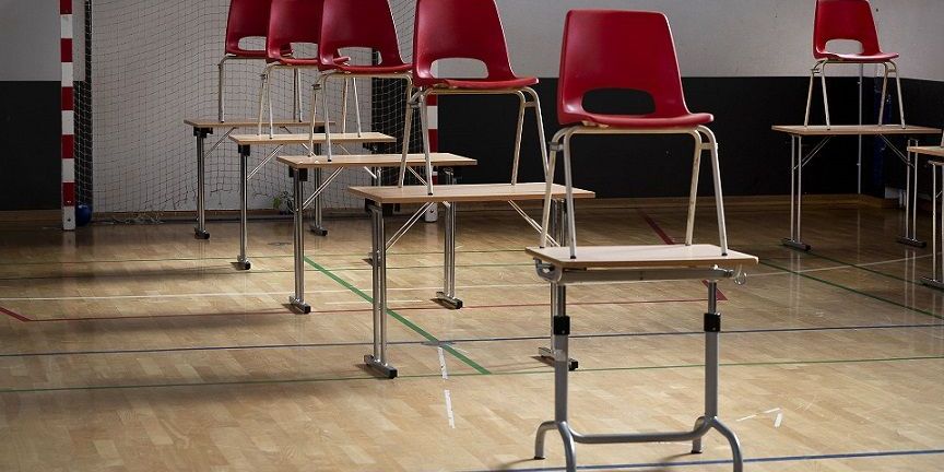 De fysiske krav om afstanden mellem hver elev er afgørende for planlægningen for genåbningen af de store klasser i skolen. (Arkiv)