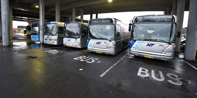 Hos både Nordjysk Trafikselskab og andre kommunalt ejede selskaber har busserne holdt stille under nedlukningen. Nu frygter de for, om passagererne vender tilbage. (Arkivfoto)