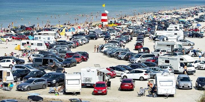 Sidste sommer var stranden pakket med biler og badende ved Blokhus i Nordjylland. Billedet bliver formentlig anderledes i år, hvor coronapandemien har ændret vores adfærd fremadrettet.