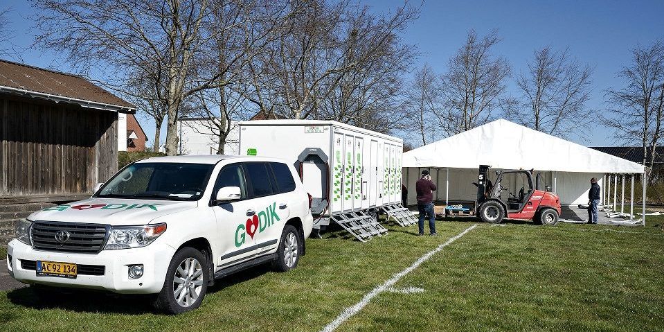 Materieludlejningsfirmaet Godik er i gang med at levere et klasseværelse og en toiletvogn til Karensmindeskolen i Støvring. Det skal bruges til udendørs undervisning. Godik leverer normalt til store festivaler, men det har Covid-19 lavet om på.