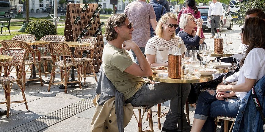 Caféer, restauranter og værtshuse bliver mødt med smidighed i denne uge, hvis de ønsker tilladelse til udeservering fra mandag. (Arkiv)
