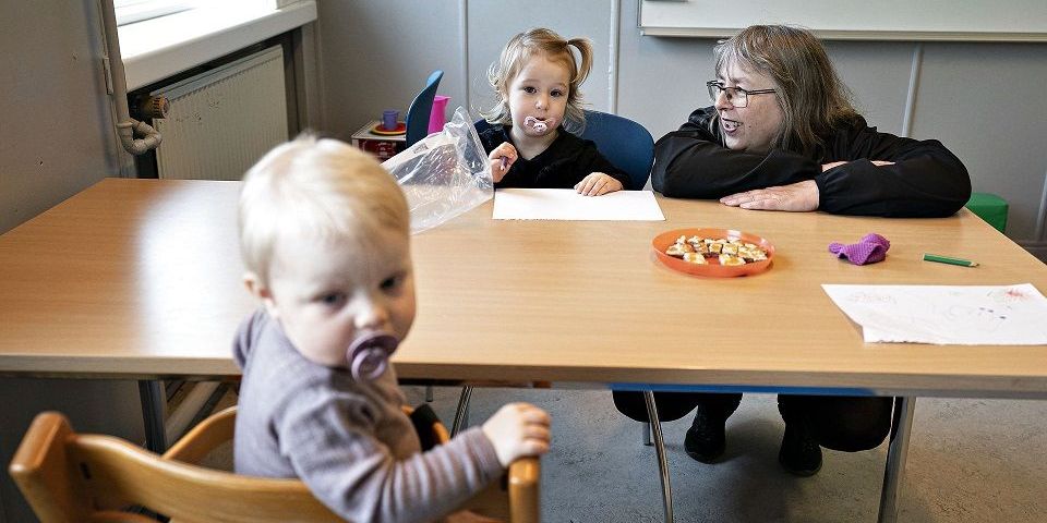 En stikprøve fra KL viser blandt andet, at så godt som alle ansatte i børnehaver og vuggestuer er på arbejde under corona-nedlukningen. (Arkivfoto)