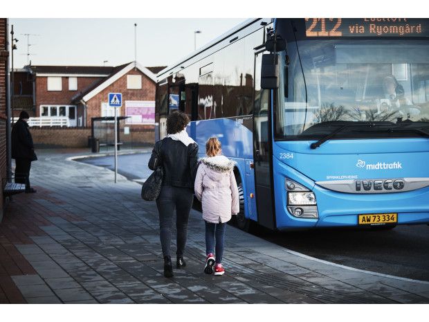Trafikselskaber som Midttrafik lider hårdt under kæmpe dyk i passagertal. Kommunerne må som ejere træde til med ekstra kapital, men er ikke garanteret fuld kompensation fra staten.