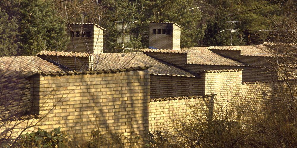 Romerhusene er tegnet af arkitekt Jørn Utzon og ligger i udkanten af Helsingør. Bebyggelsen omfatter ialt 60 gårdhavehuse, opført i årene 1957-1961. Bebyggelsen fik navnet Kingohusene efter bygherren Boligselskabet Kingo. I folkemunde blev bebyggelsen omtalt som Romerhusene og det navn vandt lokal hævd, da husene blev solgt enkeltvis efter opførelsen.