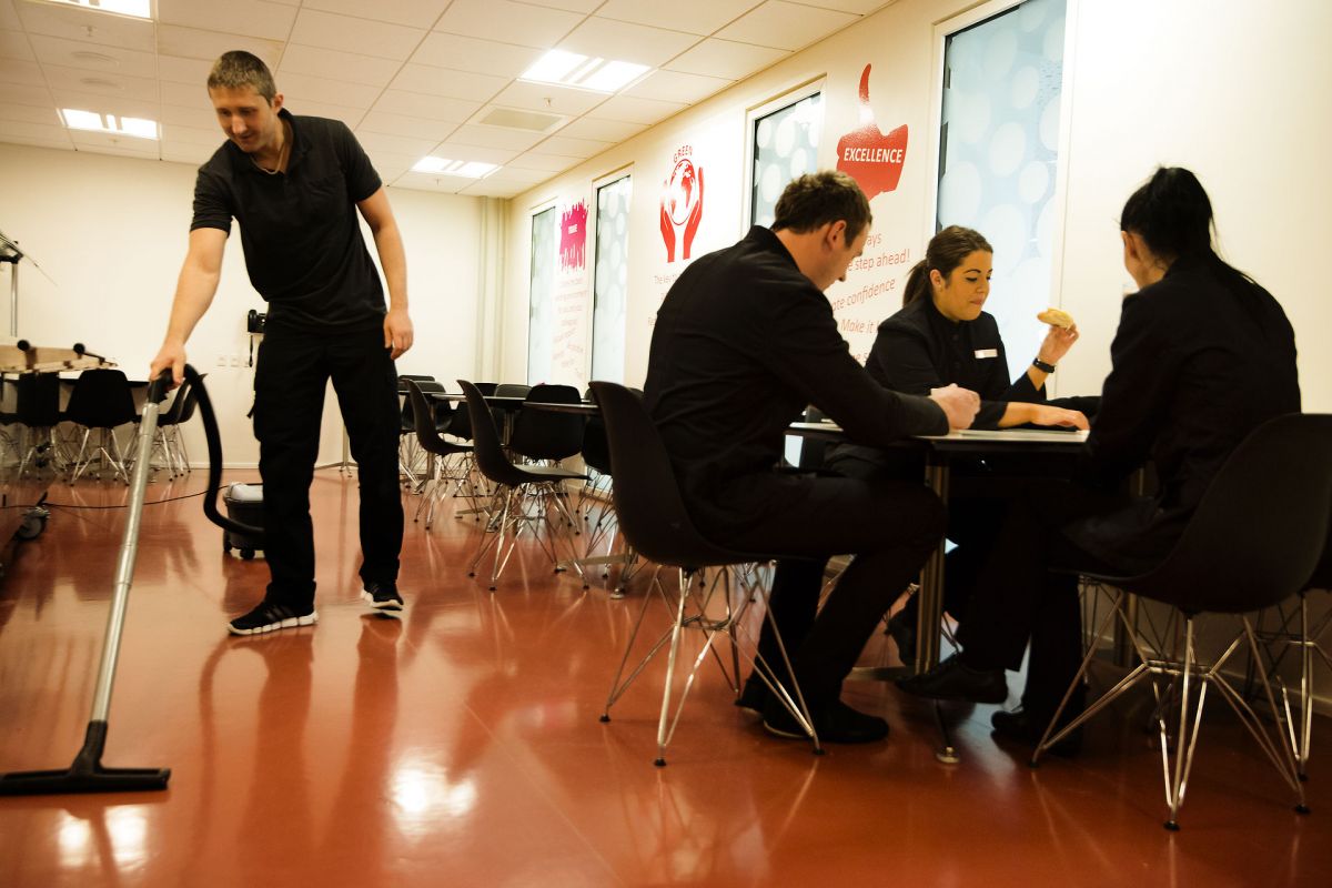 Der skal meget mere gang i opkvalificering af ledige, mener beskæftigelsesministeren og fremlægger snart reform. Han mener, at ledige skal omskoles/opkvalificeres til nye typer af job. Dem er der kommet nogle af under coronakrisen bl.a. inden for rengøring.