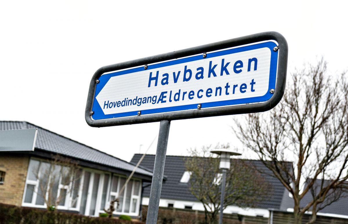 To beboere ønsker ikke at flytte fra det omdiskuterede ældrecenter Havbakken i Hjørring. Nu opsiger kommunen dem og river centret ned.