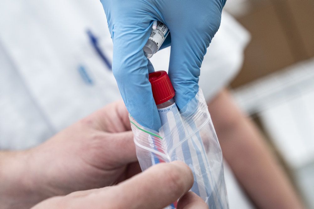 Ifølge Danske Bioanalytikere har der den seneste måned i gennemsnit været udført 12.500 test om dagen for coronavirus på landets sygehuse. Bioanalytikerne har svært ved at følge med. (Arkivfoto)