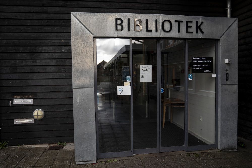 Biblioteker såsom Hareskov Bibliotek her i Hareskovby lukkede 13. marts - men dagen inden var der rift om at få lånt bøger til tiden derhjemme under coronakrisen. (Arkivfoto)