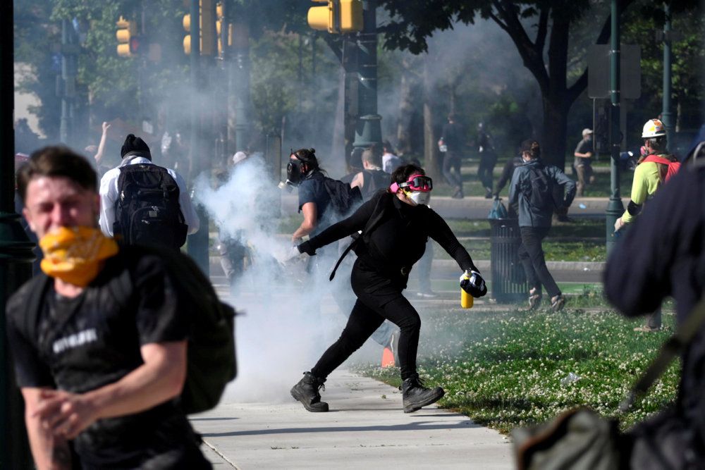 Voldelige demonstrationer har spredt sig over USA, hvor myndighederne flere gange har angrebet journalister. Jeppe Kofod (S) afviser at Danmark vil tage diplomatiske skridt mod USA.