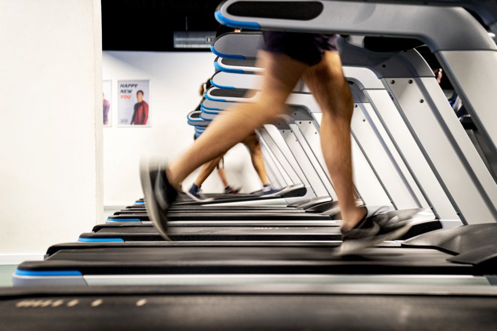 Fra på torsdag bliver det igen muligt at tage en tur på løbebåndet eller løfte vægte i fitnesscenteret for medlemmer af Fitness World og SATS. (Arkivofoto).