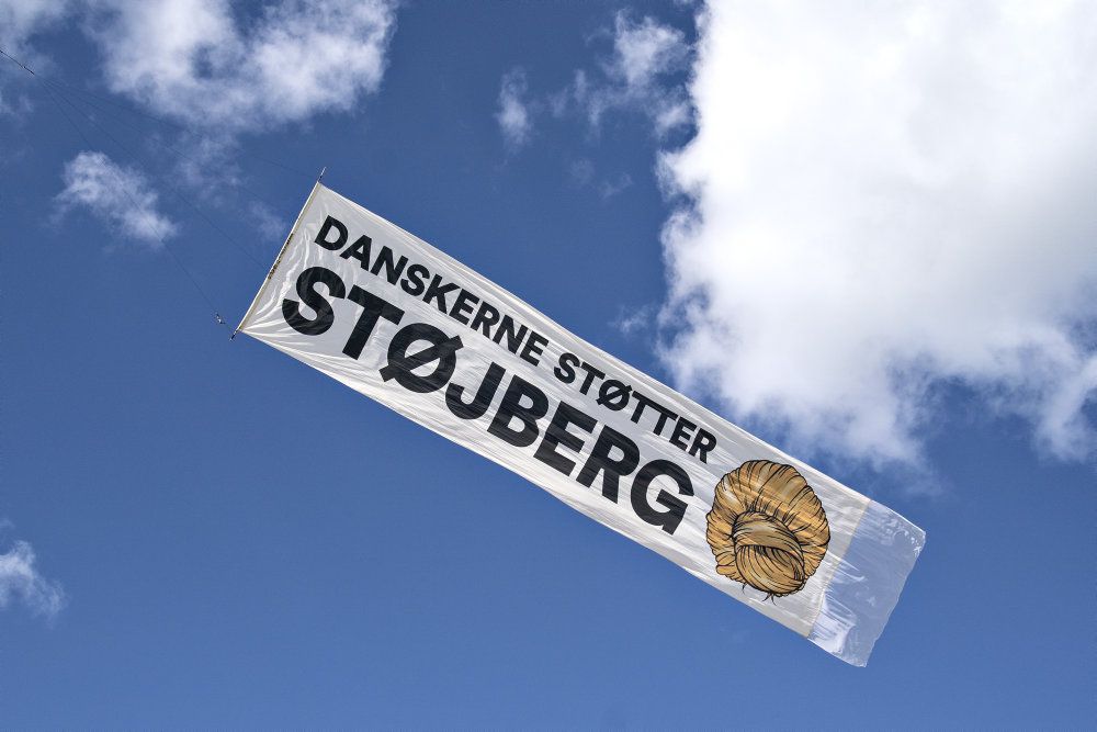 Et fly med et Støjberg-banner er mandag lettet fra Randers Flyveplads.