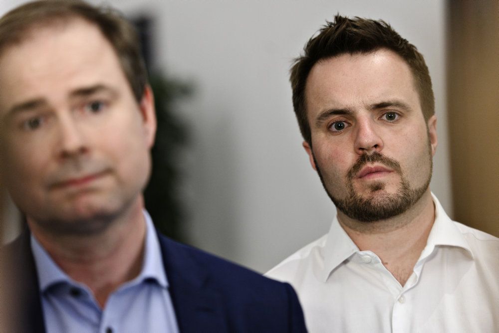 Erhvervsminister Simon Kollerup (S) (th.) vil ikke i år pålægge bankerne at lægge mere til side.