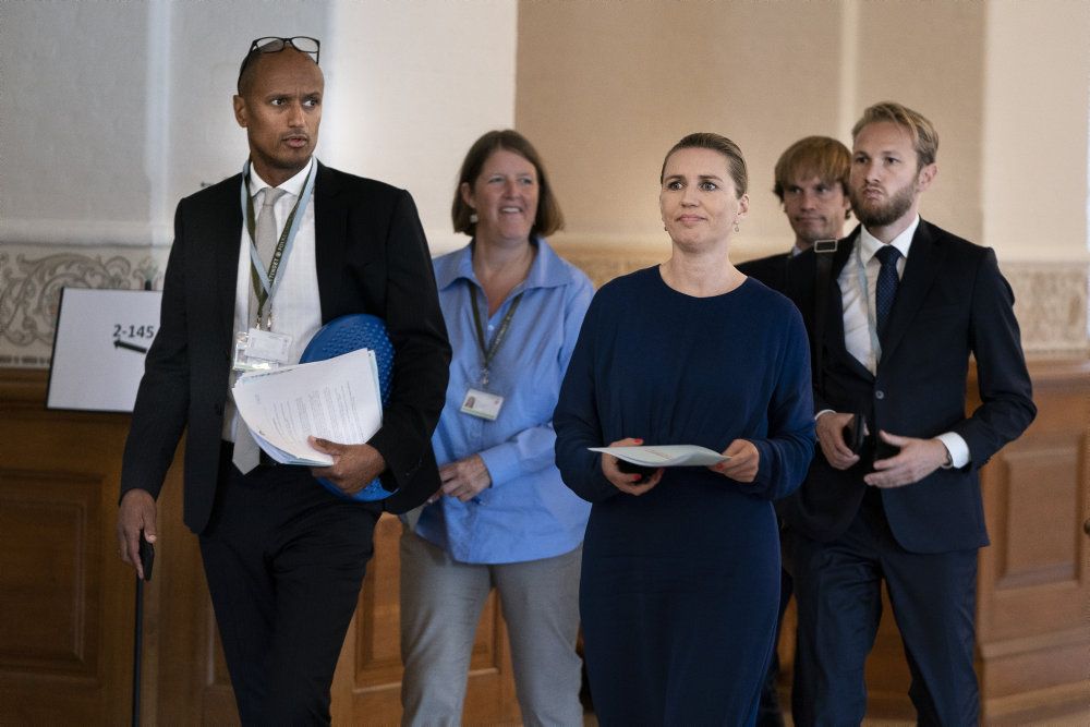 Statsminister Mette Frederiksen (S) skriver til Folketinget, at regeringen ikke har lagt bånd på sundhedsmyndighedernes kommunikation under krisen.