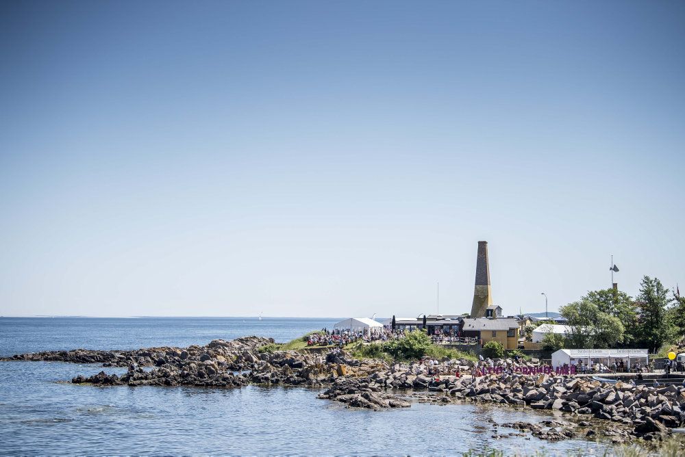 Flere personer, der var med på den samme bustur til Bornholm, er efterfølgende blevet konstateret smittet med coronavirus. Her ses Allinge på Bornholm under Folkemødet i 2019. (Arkivfoto).