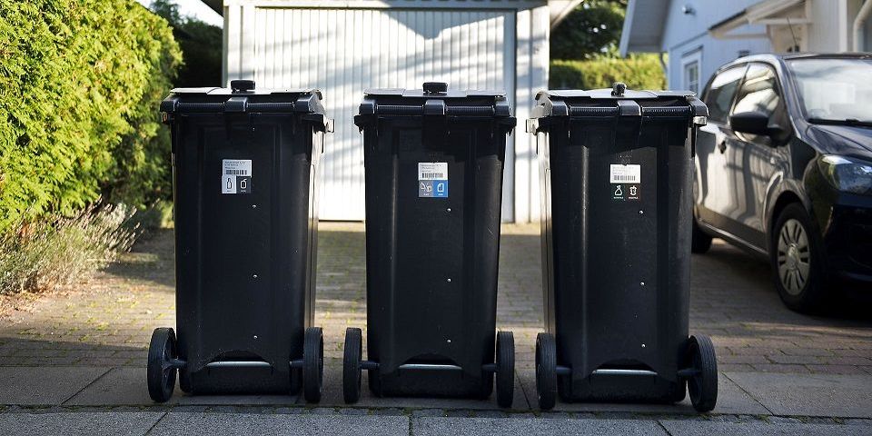 Der er bekymrede miner i flere kommuner på grund af ny politisk aftale om håndtering af affald. Aftalen betyder blandt andet, at flere forbrændingsværker skal lukkes, samtidig med, at indsamlingen af affald kompliceres.