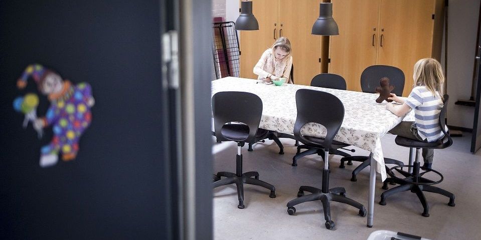 Der var oprindeligt et krav om to meter mellem eleverne i folkeskolen, da de genåbnede efter nedlukningen, men det er siden sænket til en meter. Nu vil kommuner have fjernet afstandskravet. (Arkiv)